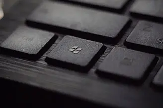 Nærbilde av et svart tastatur med Windows-tast